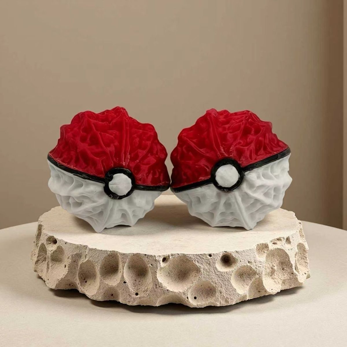 Pokeball Cosplay Prop - โปเกมอน โปเกบอล 3D รูปทรงวอลนัทสีแดงขาว ของเล่นคลายเครียดบนโต๊ะทำงาน ของขวัญสำหรับเพื่อน